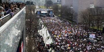 MRX16\u002E Washington (United States), 24/03/2018\u002E- Visitors (L) at the Newseum look out upon thousands of people gathered for March For Our Lives on Pennsylvania Avenue in Washington, DC, USA, 24 March 2018\u002E March For Our Lives was organized in response to the 14 February shooting at Marjory Stoneman Douglas High School in Parkland, Florida\u002E The student activists demand that their lives and safety become a priority, and an end to gun violence and mass shootings in schools\u002E (Estados Unidos) EFE/EPA/MICHAEL REYNOLDS
