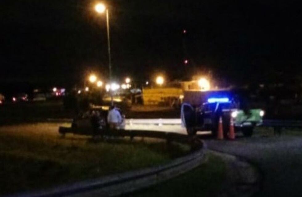 Violento choque en la bajada a la autopista dejó a un motociclista herido