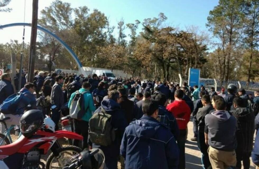 Tensión en Río Tercero: trabajadores coparon la Fábrica Militar y llegó Gendarmería