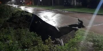 Derrumbe de una calle en Santa Elena\u002E