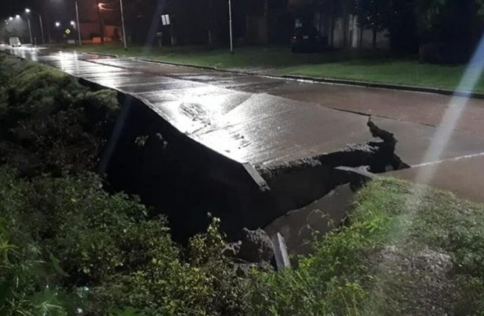 Santa Elena: se derrumbó una calle en la Costanera Alta