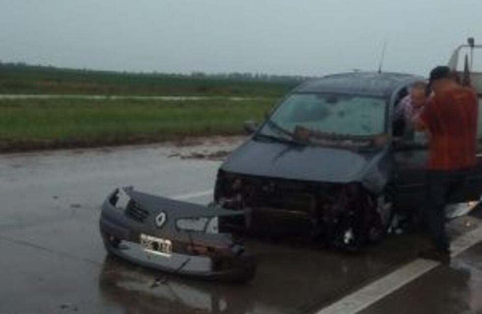 Marcos Juárez: un auto chocó contra el guarrail en la autopista Córdoba - Rosario