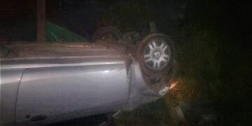 Volcó y se incrustó contra una casa\u002E