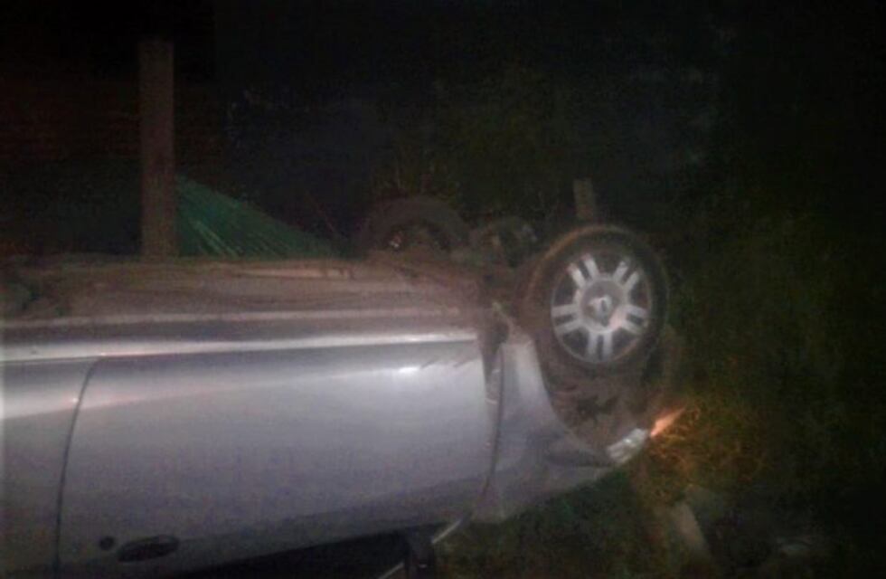 Dado vuelta: Conducía ebrio, volcó y terminó contra una casa