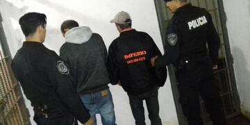 Feliciano S\u002E y Héctor Julián A\u002E quedaron detenidos por presunta complicidad en el crimen de Raquel Dos Santos\u002E (Foto: Misiones Online)