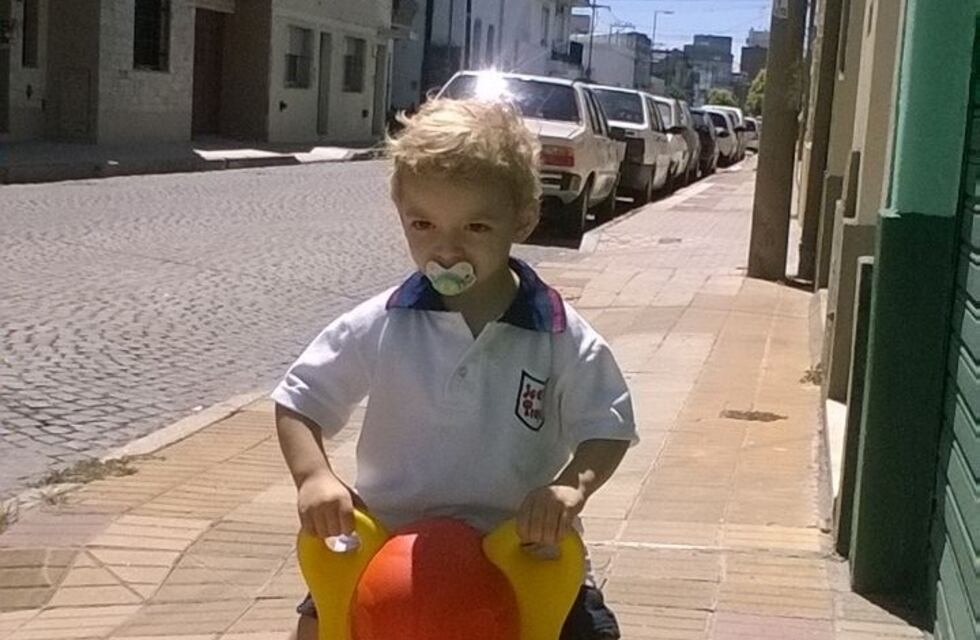 Lo obligaron a donar 5 mil pesos para un niño enfermo por manejar con su bebé en la falda