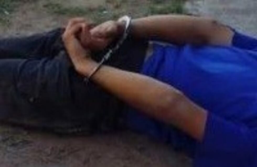 Atraparon a un hombre que rompió vidrios de un auto, amenazó a su ex y disparó contra una casa