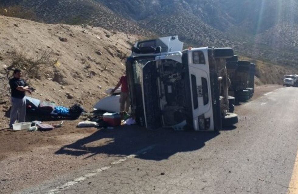 Volcó un camión en la ruta hacia Chile