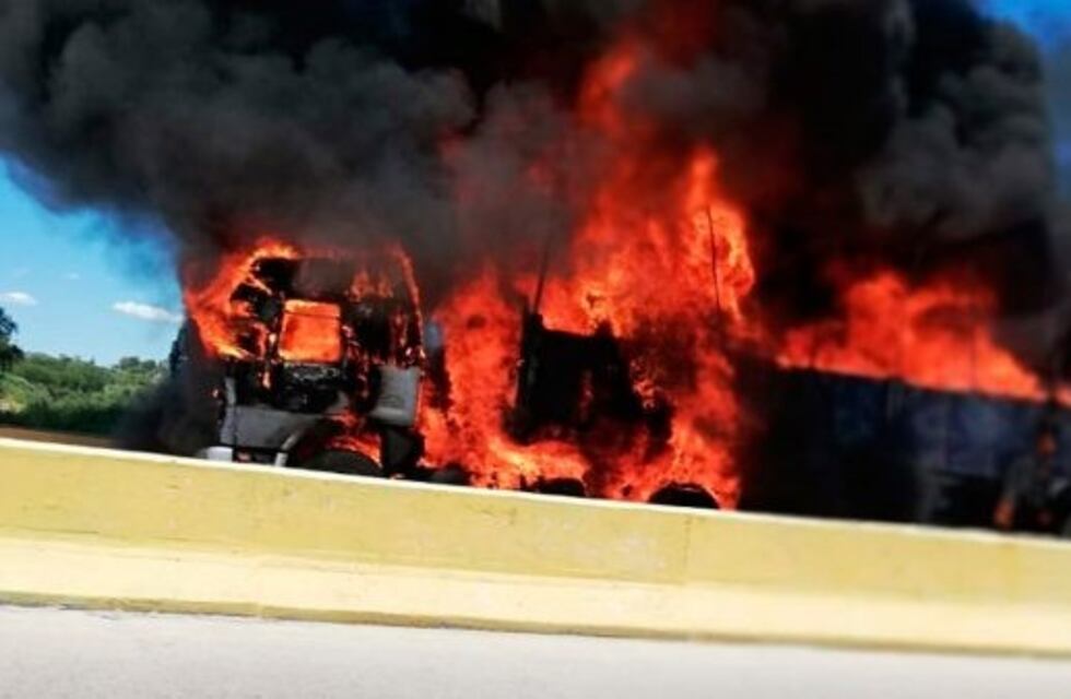 Un camión que llevaba muebles ardió en una avenida de la capital puntana