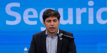 Handout picture released by the Ministry of Public Communication of Buenos Aires Province showing Buenos Aires governor Axel Kicillof announcing a rise in the wages for members of the provincial police, after four days of protests, during a press conference at the Buenos Aires government palace in La Plata, Argentina, on September 10, 2020, amid the COVID-19 novel coronavirus pandemic\u002E (Photo by Nicolas ABOAF / Buenos Aires province Ministry of Public Communication / AFP) / RESTRICTED TO EDITORIAL USE - MANDATORY CREDIT \