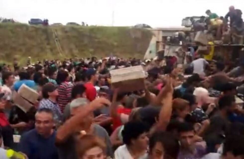 Temporal en San Luis: volcó un camión de galletitas y los vecinos lo saquearon