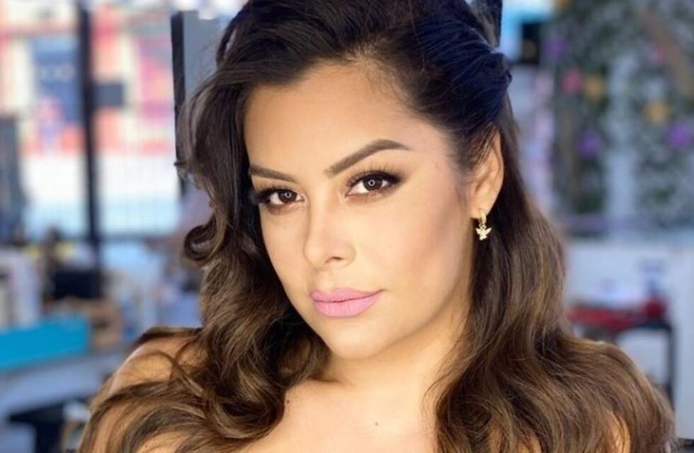 Larissa Riquelme encandiló a sus fanáticos con un osado conjunto deportivo rosa