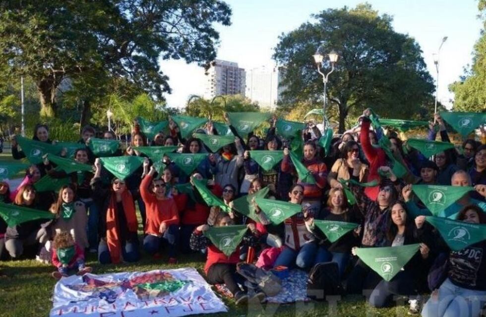Mujeres hicieron un "pañuelazo verde" en Corrientes por la despenalización del aborto
