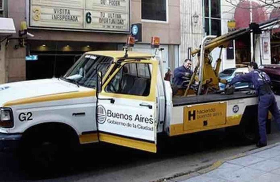 Una mujer estacionó para ayudar a indigente y la grúa se llevó el auto con su hijo