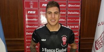 Nazareno posando con la de Huracán\u002E Pero se desinfló\u002E