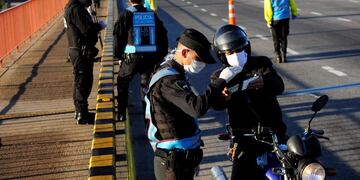 A un mes del inicio de la cuarentena en Argentina, refuerzan los controles para garantizar su cumplimiento\u002E (Clarín)