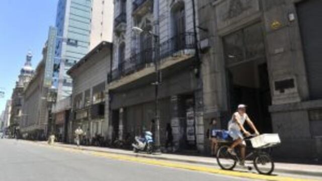 Organizan abrazo solidario al petit hotel de calle Corrientes al 700.