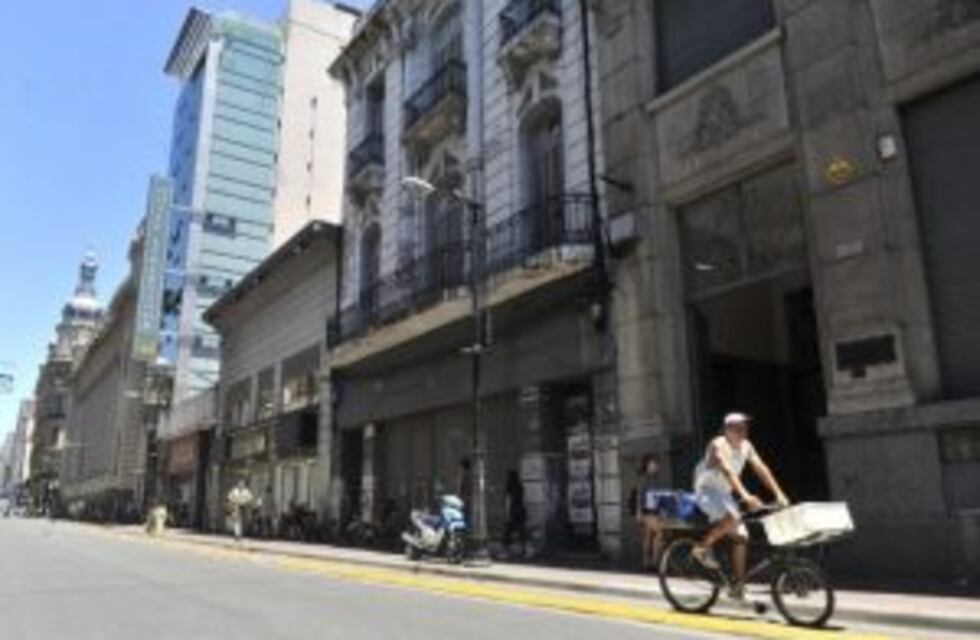 Abrazo solidario al petit hotel de Corrientes al 700 para evitar su demolición