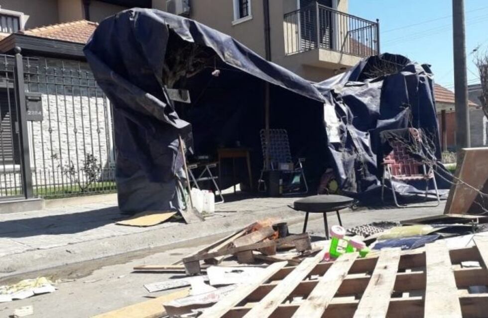 Fileteros decidieron acampar frente a la casa del empresario que los despidió