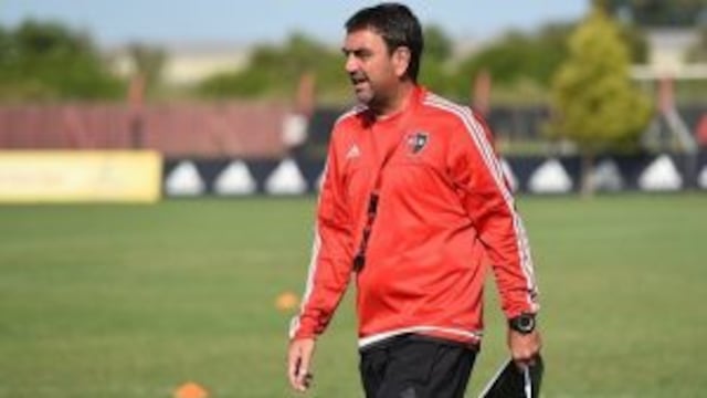 El DT aguarda la propuesta de la comisiu00f3n directiva para garantizar que continuaru00e1 en el club.