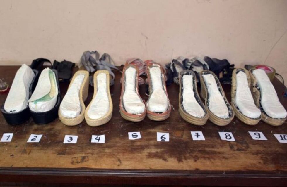 Detuvieron a dos mujeres bolivianas que transportaban cocaína en zapatos