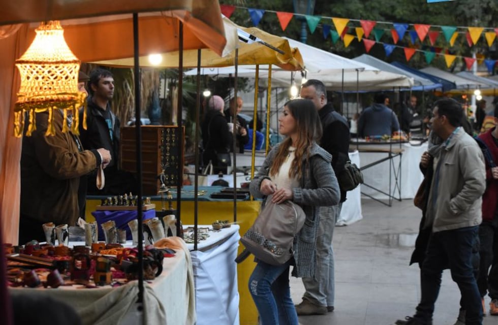 Una fiesta nacional se celebra en Córdoba con paseo de artesanos y Los Herrera