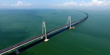 El puente recorre 55 kilómetros sobre el mar\u002E