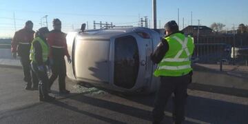 Una conductora se encandiló con el sol y volcó en Neuquén