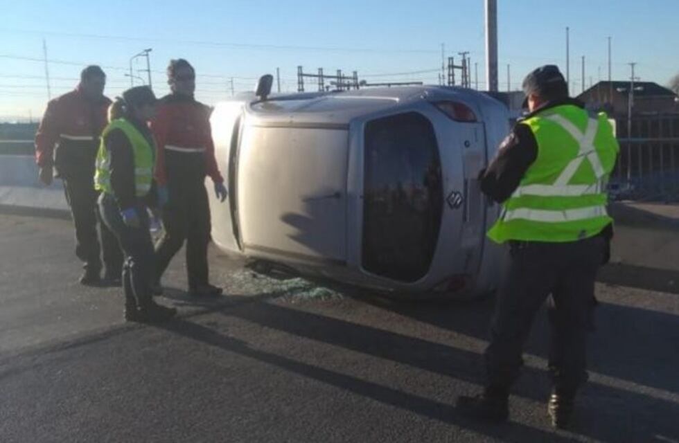 Una conductora se encandiló con el sol y volcó en Neuquén