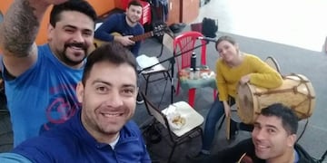 Sergio Farnochi y Cristian Ojeda de Arroyito participan de la cancion \