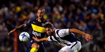Boca Juniors' forward Dario Benedetto (L) vies for the ball with Talleres' defender Juan Komar during their Argentina First Division football match at La Bombonera stadium, in Buenos Aires, on March 19, 2017. / AFP PHOTO / ALEJANDRO PAGNI
