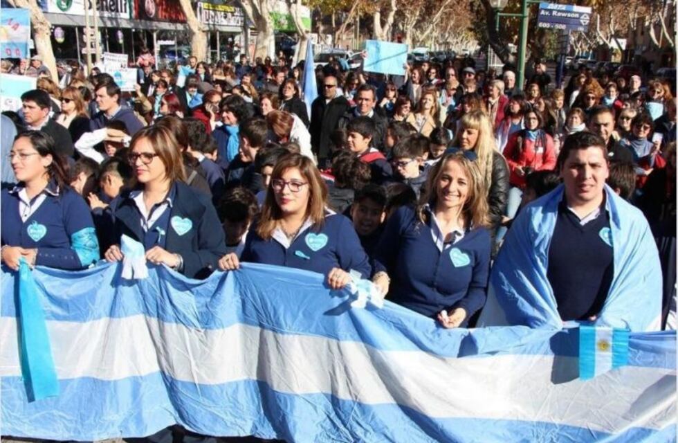 Multitudinario abrazo a las dos vidas en el Hospital Rawson