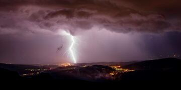 -FOTODELDIA- Salgotarjan (Hungría), 22/07/2020\u002E- Un rayo impacta contra la tierra este miércoles en Salgotarjan (Hungría)\u002E EFE/Peter Komba