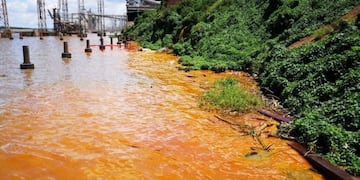 Una empresa derramó una sustancia al río y pinto el Paraná de naranja