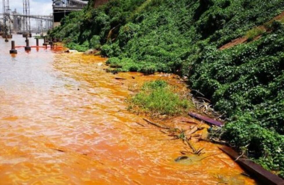 Una empresa derramó una sustancia al río y pintó el Paraná de naranja