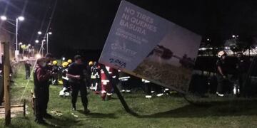 Un auto cayó al Riachuelo y el conductor murió (Foto: @EmergenciasBA)