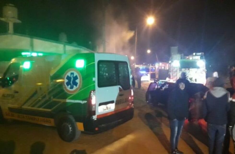 Bomberos Voluntarios rescatan a un bebé en medio de un incendio