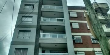 Edificio desde donde cayó el joven de 16 años