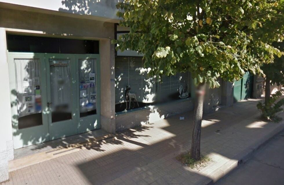 Cuatro jóvenes resultaron detenidos tras haber provocado destrozos en un comercio