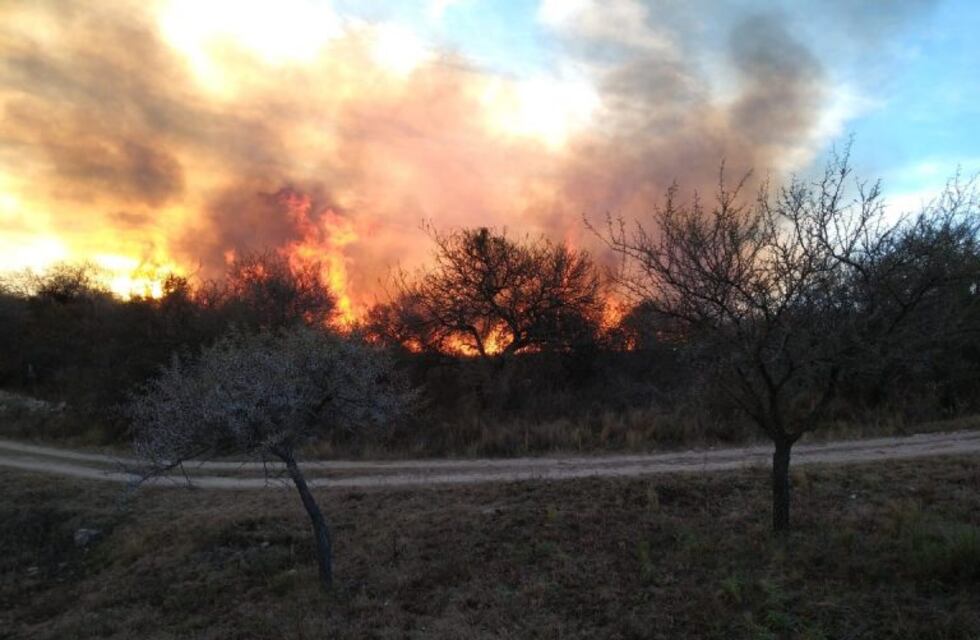 Se extinguió incendio de un campo en Villa Cura Brochero