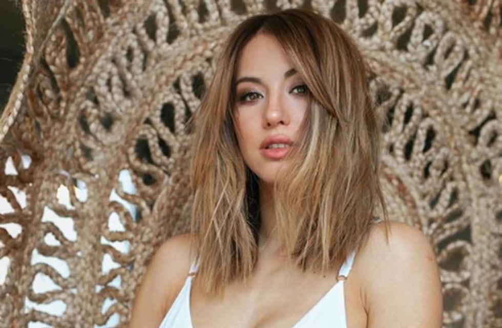 La curiosa pose de Flor Vigna y sus amigas para tomar cerveza en la playa