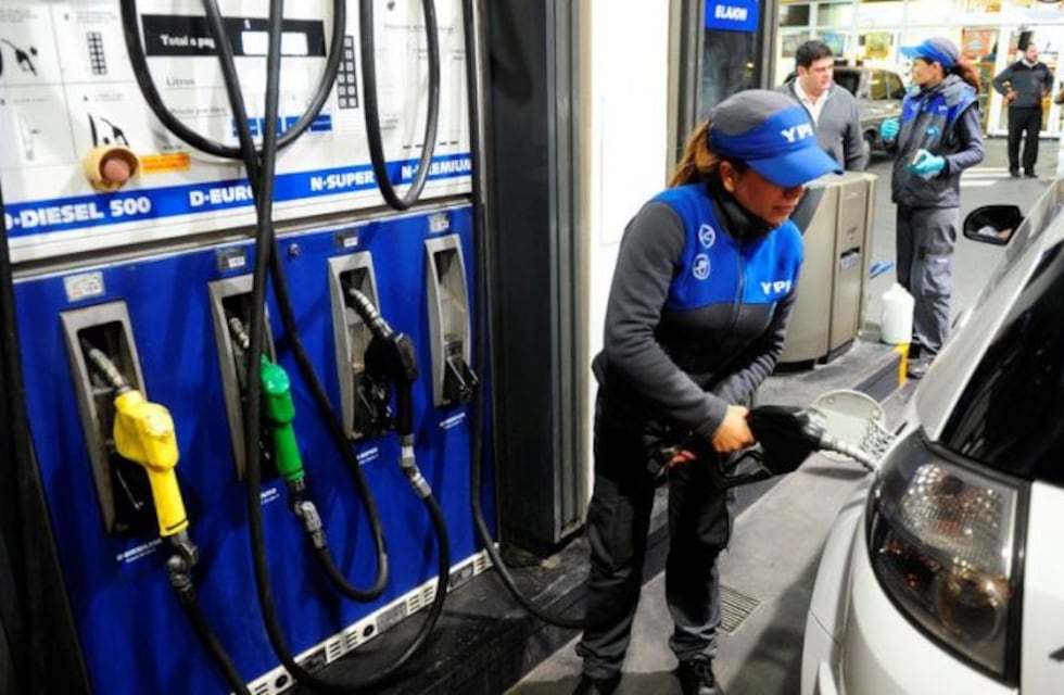 El Gobierno frenó a último momento la suba del 5% en los combustibles de YPF