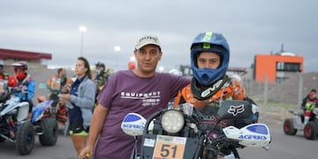 El piloto santarroceño Andrés Frini en el Shakedown junto a su padre\u002E