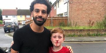 Mohamed Salah con un pequeño fanático
