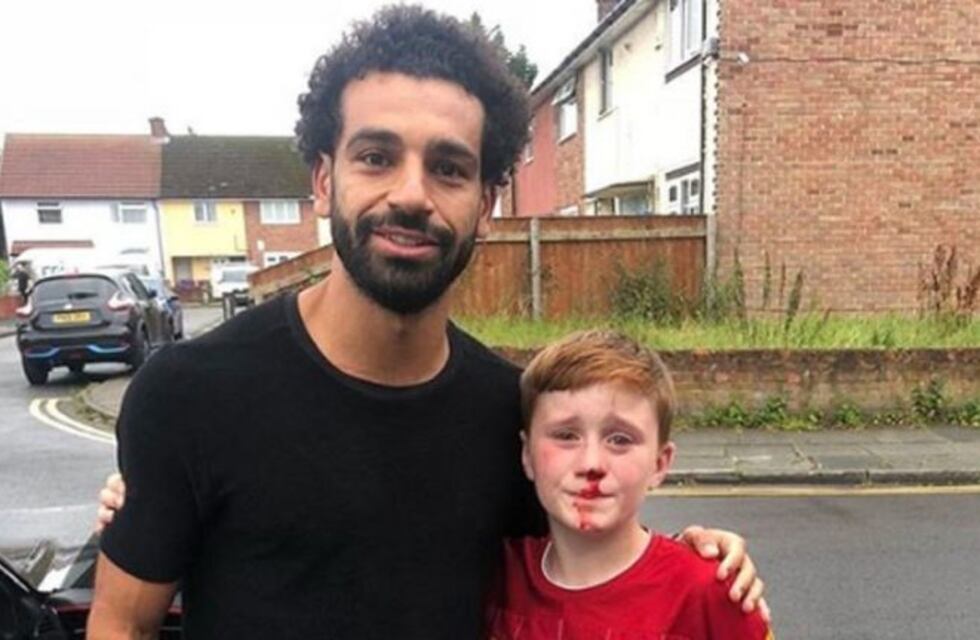 La peculiar historia de Mohamed Salah con un hincha ensangrentado