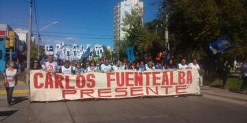 A doce años del asesinato de Carlos Fuentealba, organizaciones sociales y sindicales marchan en el centro de Neuquén\u002E