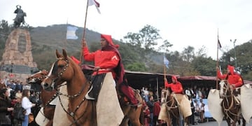 Desfile en honor a Güemes en Salta\u002E (Web)