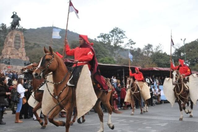 Desfile en honor a Güemes en Salta\u002E (Web)