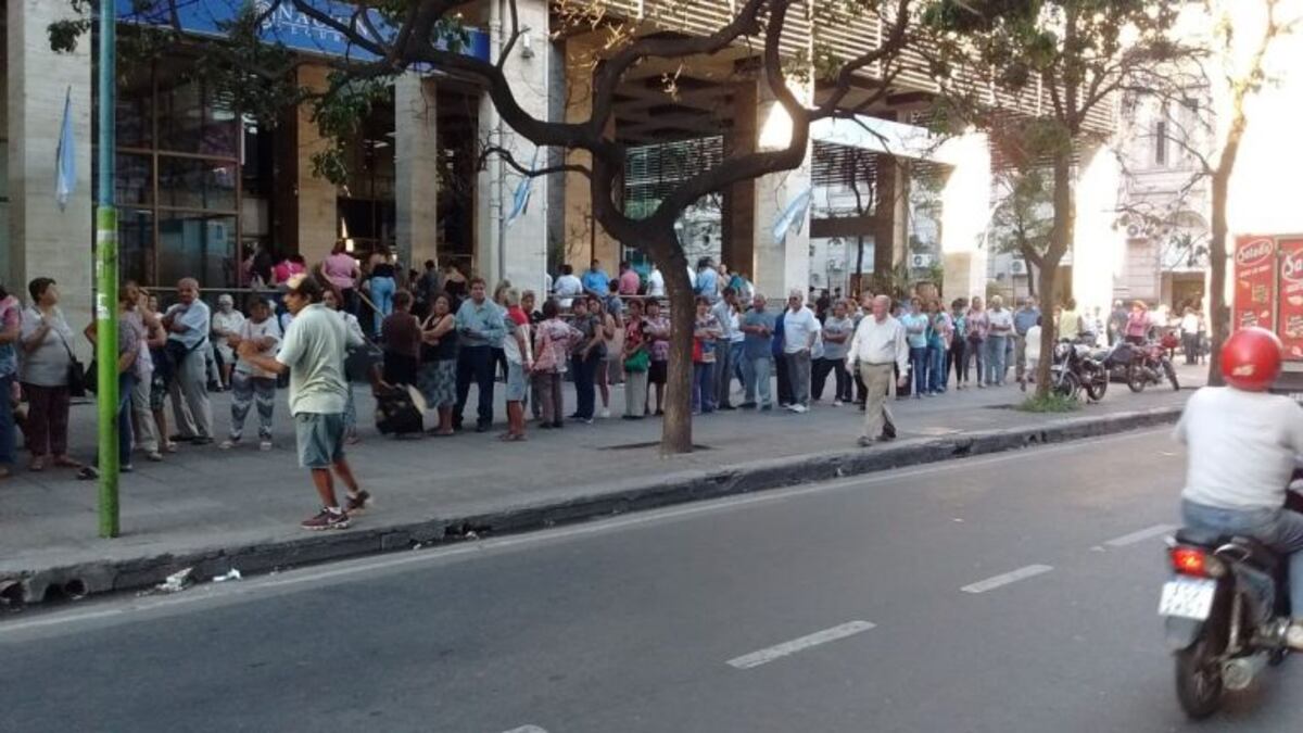 Largas colas en los bancos en Tucumán\u002E
