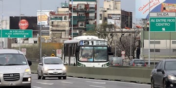 BUENOS AIRES 05/10/15, UN NUEVO CARRIL EXCLUSIVO PARA EL PASO DE COLECTIVOS COMENZÓ A FUNCIONAR EN MEDIO DE LA AUTOPISTA 25 DE MAYO PARA UNIR A LO LARGO DE DIEZ KILÓMETROS DOS EXTREMOS DE LA CIUDAD DE BUENOS AIRES EN EL MARCO DE LA IMPLEMENTACIÓN DEL SISTEMA METROBUS PARA REDUCIR EL TIEMPO DE VIAJE\u002EFOTO\u002EDYN/ALBERTO RAGGIO\u002E buenos aires  Metrobus Metro Bus  autopista 25 de mayo transito transporte publico metrobus nuevo metrobus autopista 25 de mayo